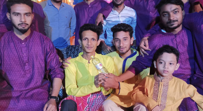নাটোরে বিয়ের অনুষ্ঠানে নতুন দম্পতিকে সয়াবিন তেল উপহার